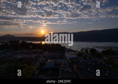 Kelowna Sonnenuntergang über den Bergen im Spätsommer. Stockfoto