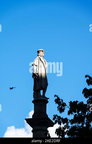 Statue von Christoph Kolumbus auf einem Sockel im Zentrum des Columbus Circle, New York City. Stockfoto