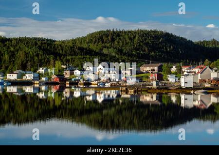 Reflections in the Inner Harbour, Robert's Arm, Neufundland und Labrador NL, Kanada Stockfoto