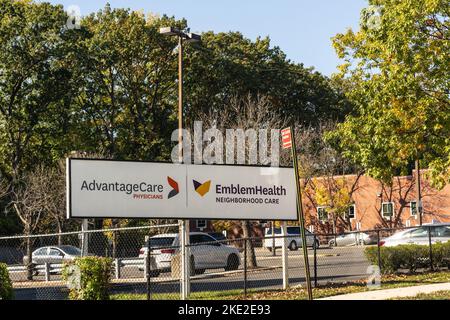 Staten Island, NY - 22. Oktober 2022: AdvantageCare Ärzte, eine primäre und Spezialpflegepraxis, und EmblemHealth Neighborhood Care, sind Gesundheits-Auto Stockfoto