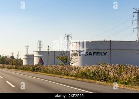 Linden, NJ - 22. Oktober 2022: Große Tanks neben dem New Jersey Turnpike am Lager- und Distributionsterminal für Mineralölprodukte von Citgo. Stockfoto