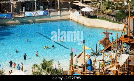 DUBAI, VEREINIGTE ARABISCHE EMIRATE, VAE - 20. NOVEMBER 2017: Hotel Jumeirah Al Naseem in der Nähe von Burj al Arab. Wasserpark Wild Wadi, auf dem Gelände des Hotels. Hochwertige Fotos Stockfoto