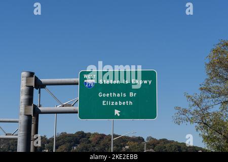 Staten Island, NY - 22. Oktober 2022: Zeichen für Interstate 278 West Staten Island Expressway in Richtung Goethals Bridge und Elizabeth, New Jersey Stockfoto