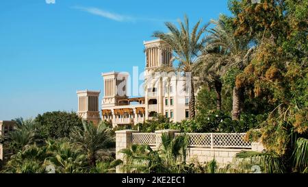 DUBAI, VEREINIGTE ARABISCHE EMIRATE, VAE - 20. NOVEMBER 2017: Hotel Jumeirah Al Qasr Madinat , Tag wunderschöne Landschaft des Hotelkomplexes,. Hochwertige Fotos Stockfoto