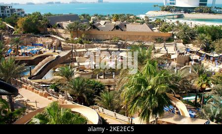 DUBAI, VEREINIGTE ARABISCHE EMIRATE, VAE - 20. NOVEMBER 2017: Hotel JUMEIRAH BEACH HOTEL in der Nähe von Burj al Arab. Wasserpark Wild Wadi, auf dem Gebiet des Hotelkomplexes. Hochwertige Fotos Stockfoto