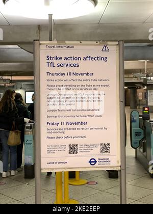 Westminster, London, Großbritannien. 8.. November 2022. Eine Benachrichtigung des TfL am Bahnhof Westminster, in der die Kunden über einen U-Bahnstreik am Donnerstag, dem 11.. November, informiert wurden. Den Passagieren wird mitgeteilt, dass Streiks das gesamte U-Bahnnetz betreffen und Reisen vermeiden werden. Quelle: Maureen McLean/Alamy Live News Stockfoto