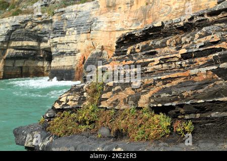 Grotta di Lord Byron (Byrons Grotte), Felsenbucht Porto Venere (Portovenere), Italien. Portoro Marble (Marmo di Portovenere), geologische Felsformation Stockfoto