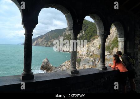 Romanische Loggia der Kirche San Pietro (Chiesa di San Pietro), Porto Venere (Portovenere), Italien Stockfoto