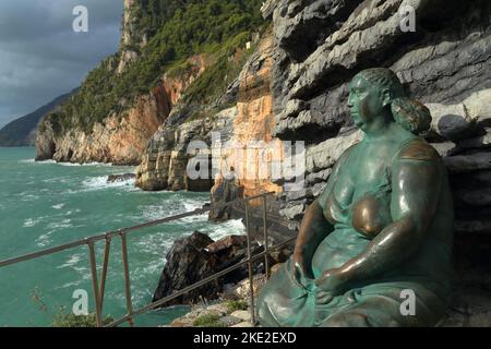 Bronzestatue MATER NATURAE - Mutter Natur, Künstler Lello Scorzelli, Porto Venere (Portovenere), Italien. Stockfoto