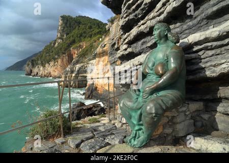 Bronzestatue MATER NATURAE - Mutter Natur, Künstler Lello Scorzelli, Porto Venere (Portovenere), Italien. Stockfoto