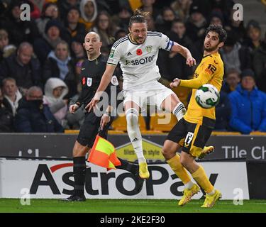 Wolverhampton, Großbritannien. 09.. November 2022. Luke Ayling #2 von Leeds United unter dem Druck von Gonalo Guedes #17 von Wolverhampton Wanderersbeim Carabao Cup Spiel Wolverhampton Wanderers vs Leeds United in Molineux, Wolverhampton, Großbritannien, 9.. November 2022 (Foto von Mike Jones/News Images) in Wolverhampton, Großbritannien am 11/9/2022. (Foto von Mike Jones/News Images/Sipa USA) Quelle: SIPA USA/Alamy Live News Stockfoto