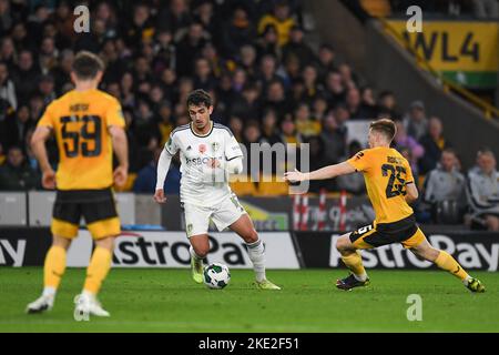 Wolverhampton, Großbritannien. 09.. November 2022. Sonny Perkins #16 von Leeds United übernimmt Connor Ronan #25 von Wolverhampton Wanderersbeim Carabao Cup Spiel Wolverhampton Wanderers vs Leeds United in Molineux, Wolverhampton, Großbritannien, 9.. November 2022 (Foto von Mike Jones/News Images) in Wolverhampton, Großbritannien am 11/9/2022. (Foto von Mike Jones/News Images/Sipa USA) Quelle: SIPA USA/Alamy Live News Stockfoto