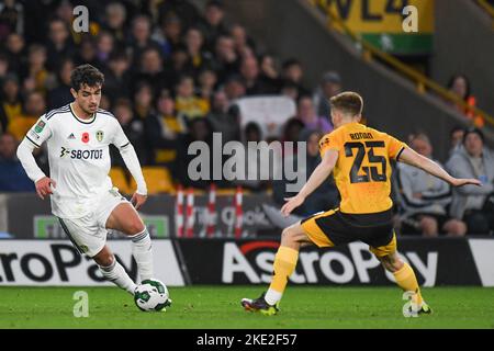 Wolverhampton, Großbritannien. 09.. November 2022. Sonny Perkins #16 von Leeds United übernimmt Connor Ronan #25 von Wolverhampton Wanderersbeim Carabao Cup Spiel Wolverhampton Wanderers vs Leeds United in Molineux, Wolverhampton, Großbritannien, 9.. November 2022 (Foto von Mike Jones/News Images) in Wolverhampton, Großbritannien am 11/9/2022. (Foto von Mike Jones/News Images/Sipa USA) Quelle: SIPA USA/Alamy Live News Stockfoto