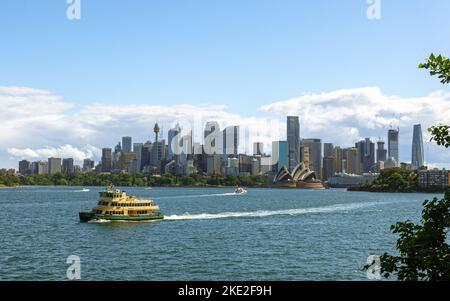 Die erste Fähre der Flottenklasse Scarborough, die vor dem zentralen Geschäftsviertel von Sydney vorbeifährt Stockfoto