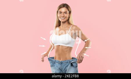 Schlankere Ergebnisse. Happy Slim Frau Trägt Übergroße Jeans Posiert Auf Rosa Hintergrund Stockfoto