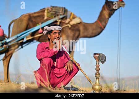 Pushkar, Rajasthan, Indien. 4.. November 2022. Blick von der jährlichen Pushkar Fair, die im November nach Diwali stattfindet. Ursprünglich ein Viehmarkt, jetzt ist es ein farbenfroher Jahrmarkt. Die Pushkar-Messe ist eine der größten Kamel-, Pferde- und Rindermessen Indiens. Neben dem Handel mit Vieh, ist es eine entscheidende Wallfahrtszeit für Hindus zum Pushkar See. Pushkar Messe hat sich auch zu einer bedeutenden Touristenattraktion für inländische und internationale Reisende, angesichts der mehr fantastische Saison, und die Fülle von bunten kulturellen Themen. Kulturelle Veranstaltungen und Wettbewerbe umfassen Tänze, Tauziehen zwischen Frauen Stockfoto