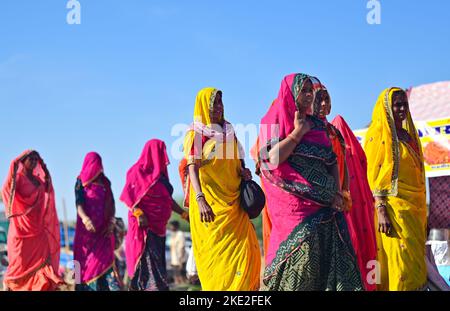 Pushkar, Rajasthan, Indien. 4.. November 2022. Blick von der jährlichen Pushkar Fair, die im November nach Diwali stattfindet. Ursprünglich ein Viehmarkt, jetzt ist es ein farbenfroher Jahrmarkt. Die Pushkar-Messe ist eine der größten Kamel-, Pferde- und Rindermessen Indiens. Neben dem Handel mit Vieh, ist es eine entscheidende Wallfahrtszeit für Hindus zum Pushkar See. Pushkar Messe hat sich auch zu einer bedeutenden Touristenattraktion für inländische und internationale Reisende, angesichts der mehr fantastische Saison, und die Fülle von bunten kulturellen Themen. Kulturelle Veranstaltungen und Wettbewerbe umfassen Tänze, Tauziehen zwischen Frauen Stockfoto