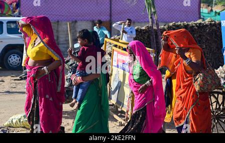 Pushkar, Rajasthan, Indien. 4.. November 2022. Blick von der jährlichen Pushkar Fair, die im November nach Diwali stattfindet. Ursprünglich ein Viehmarkt, jetzt ist es ein farbenfroher Jahrmarkt. Die Pushkar-Messe ist eine der größten Kamel-, Pferde- und Rindermessen Indiens. Neben dem Handel mit Vieh, ist es eine entscheidende Wallfahrtszeit für Hindus zum Pushkar See. Pushkar Messe hat sich auch zu einer bedeutenden Touristenattraktion für inländische und internationale Reisende, angesichts der mehr fantastische Saison, und die Fülle von bunten kulturellen Themen. Kulturelle Veranstaltungen und Wettbewerbe umfassen Tänze, Tauziehen zwischen Frauen Stockfoto