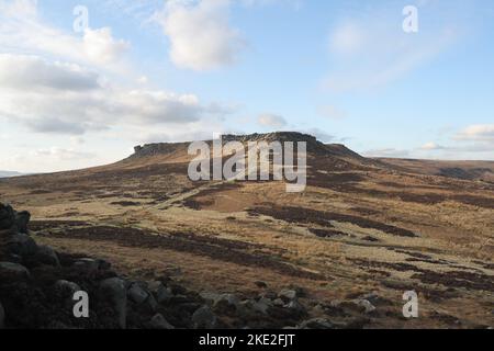 Higger Tor Hill Fort im Peak District von Carl Wark, Sheffield England, Großbritannien, britische malerische, raue Moorlandschaft im Freien Stockfoto