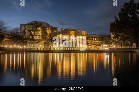 9.. November 2022. Großbritannien Schottland Wetter Scottish Parliament, Holyrood, Royal Mile, Edinburgh. Schottland. Blick in die Dämmerung auf die Vorderseite des schottischen Parlamentsgebäudes in Holyrood, Edinburgh, Schottland. Heimat der Mitglieder des schottischen Parlaments, der MSPs. Bild Phil Wilkinson Stockfoto