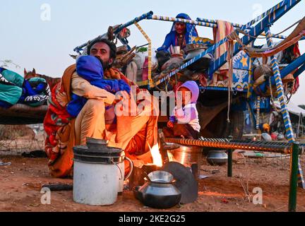 Pushkar, Rajasthan, Indien. 4.. November 2022. Blick von der jährlichen Pushkar Fair, die im November nach Diwali stattfindet. Ursprünglich ein Viehmarkt, jetzt ist es ein farbenfroher Jahrmarkt. Die Pushkar-Messe ist eine der größten Kamel-, Pferde- und Rindermessen Indiens. Neben dem Handel mit Vieh, ist es eine entscheidende Wallfahrtszeit für Hindus zum Pushkar See. Pushkar Messe hat sich auch zu einer bedeutenden Touristenattraktion für inländische und internationale Reisende, angesichts der mehr fantastische Saison, und die Fülle von bunten kulturellen Themen. Kulturelle Veranstaltungen und Wettbewerbe umfassen Tänze, Tauziehen zwischen Frauen Stockfoto