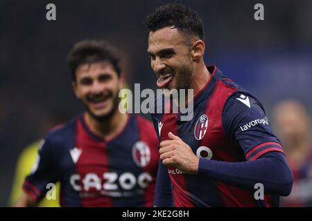 Mailand, Italien, 9.. November 2022. Charalampos Lykogiannis von Bologna FC feiert nach dem Tor, um der Seite eine 1-0 Führung während der Serie Ein Spiel bei Giuseppe Meazza, Mailand zu geben. Bildnachweis sollte lauten: Jonathan Moscrop / Sportimage Stockfoto