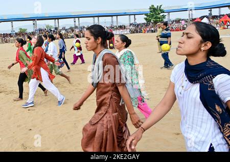 Pushkar, Rajasthan, Indien. 4.. November 2022. Blick von der jährlichen Pushkar Fair, die im November nach Diwali stattfindet. Ursprünglich ein Viehmarkt, jetzt ist es ein farbenfroher Jahrmarkt. Die Pushkar-Messe ist eine der größten Kamel-, Pferde- und Rindermessen Indiens. Neben dem Handel mit Vieh, ist es eine entscheidende Wallfahrtszeit für Hindus zum Pushkar See. Pushkar Messe hat sich auch zu einer bedeutenden Touristenattraktion für inländische und internationale Reisende, angesichts der mehr fantastische Saison, und die Fülle von bunten kulturellen Themen. Kulturelle Veranstaltungen und Wettbewerbe umfassen Tänze, Tauziehen zwischen Frauen Stockfoto