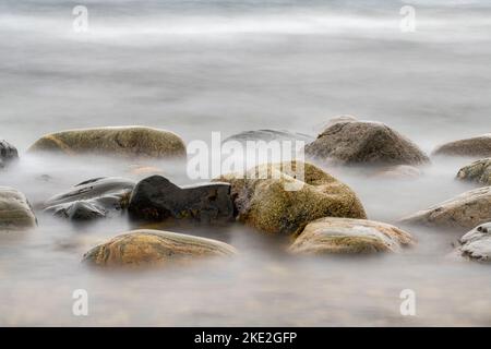 Felsige Küste und Surfen bei Sonnenuntergang, Gros Morne National Park, Neufundland und Labrador NL, Kanada Stockfoto