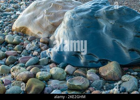 Felsige Küste und Surfen bei Sonnenuntergang, Gros Morne National Park, Neufundland und Labrador NL, Kanada Stockfoto