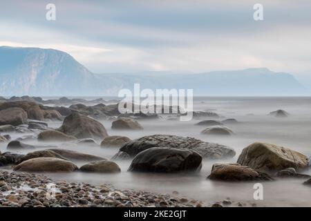 Felsige Küste und Surfen bei Sonnenuntergang, Gros Morne National Park, Neufundland und Labrador NL, Kanada Stockfoto