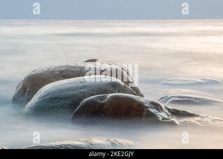 Felsige Küste und Surfen bei Sonnenuntergang, Gros Morne National Park, Neufundland und Labrador NL, Kanada Stockfoto