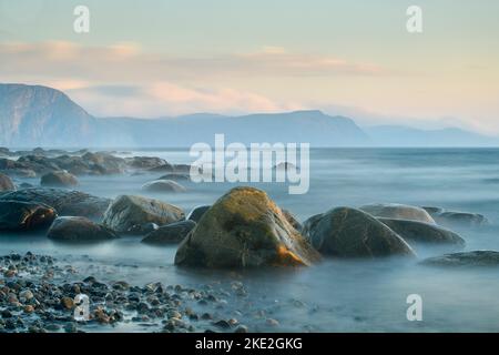 Felsige Küste und Surfen bei Sonnenuntergang, Gros Morne National Park, Neufundland und Labrador NL, Kanada Stockfoto