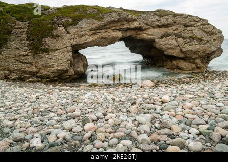 Surfen und Felsen unter den Arches, Arches Provincial Park, Neufundland und Labrador NL, Kanada Stockfoto