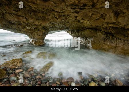 Surfen und Felsen unter den Arches, Arches Provincial Park, Neufundland und Labrador NL, Kanada Stockfoto