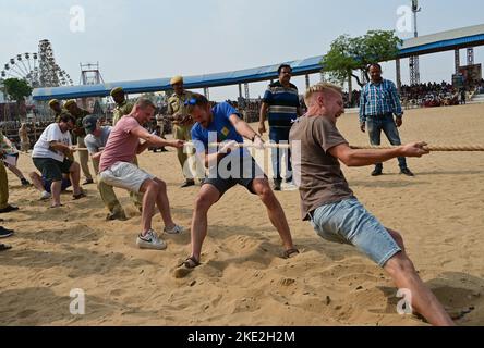 Pushkar, Rajasthan, Indien. 4.. November 2022. Blick von der jährlichen Pushkar Fair, die im November nach Diwali stattfindet. Ursprünglich ein Viehmarkt, jetzt ist es ein farbenfroher Jahrmarkt. Die Pushkar-Messe ist eine der größten Kamel-, Pferde- und Rindermessen Indiens. Neben dem Handel mit Vieh, ist es eine entscheidende Wallfahrtszeit für Hindus zum Pushkar See. Pushkar Messe hat sich auch zu einer bedeutenden Touristenattraktion für inländische und internationale Reisende, angesichts der mehr fantastische Saison, und die Fülle von bunten kulturellen Themen. Kulturelle Veranstaltungen und Wettbewerbe umfassen Tänze, Tauziehen zwischen Frauen Stockfoto