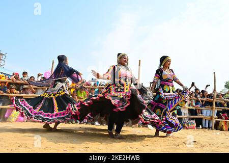 Pushkar, Rajasthan, Indien. 4.. November 2022. Blick von der jährlichen Pushkar Fair, die im November nach Diwali stattfindet. Ursprünglich ein Viehmarkt, jetzt ist es ein farbenfroher Jahrmarkt. Die Pushkar-Messe ist eine der größten Kamel-, Pferde- und Rindermessen Indiens. Neben dem Handel mit Vieh, ist es eine entscheidende Wallfahrtszeit für Hindus zum Pushkar See. Pushkar Messe hat sich auch zu einer bedeutenden Touristenattraktion für inländische und internationale Reisende, angesichts der mehr fantastische Saison, und die Fülle von bunten kulturellen Themen. Kulturelle Veranstaltungen und Wettbewerbe umfassen Tänze, Tauziehen zwischen Frauen Stockfoto