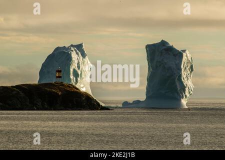 Geerdeter Eisberg bei Sonnenuntergang, Goose Cove, Neufundland und Labrador NL, Kanada Stockfoto