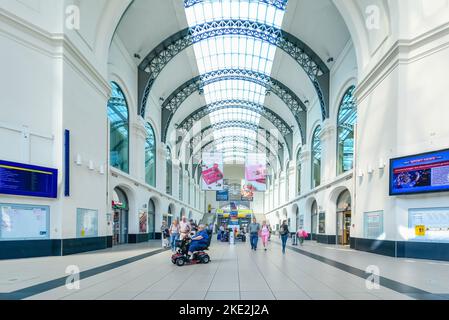 29. August 2018 Dresden, Deutschland. Hauptbahnhof. Die Halle des Bahnhofs mit Menschen. Stockfoto