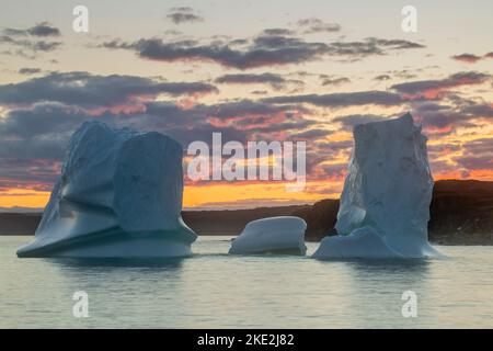 Geerdeter Eisberg bei Sonnenuntergang, Goose Cove, Neufundland und Labrador NL, Kanada Stockfoto