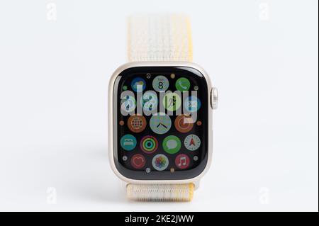 New york, USA - 8. November 2022: Goldene Apple Watch 8 Vorderansicht mit App-Bildschirm Nahaufnahme isoliert Stockfoto