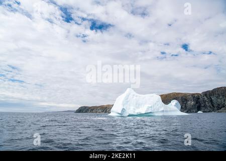 Küsteneisberg, in der Nähe von St. Anthony, Neufundland und Labrador NL, Kanada Stockfoto