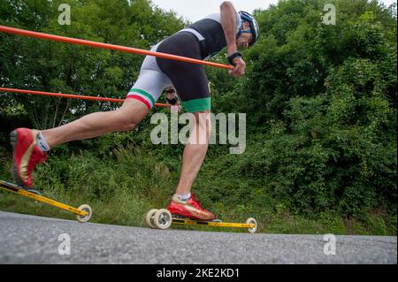 Zogno Italien April 17 2015: Langläufer trainieren mit Skiroll auf bergauf Stockfoto