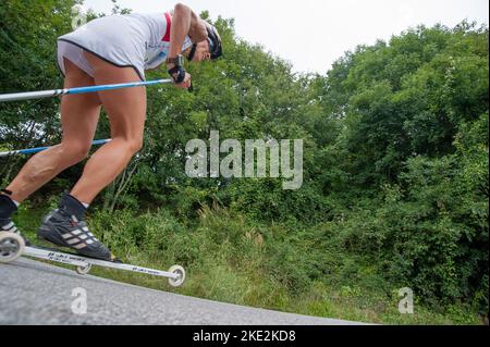 Zogno Italien April 17 2015: Langläufer trainieren mit Skiroll auf bergauf Stockfoto