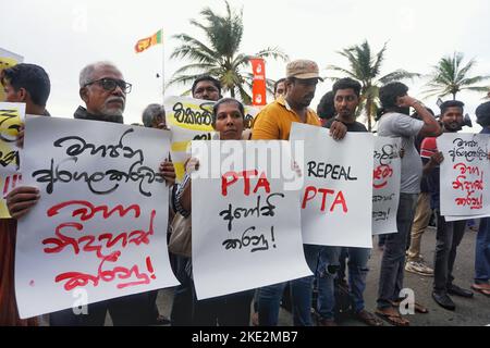 Colombo, Westliche Provinz, Sri Lanka. 9.. November 2022. Menschen versammelten sich in Galle Face, um alle öffentlichen Helden zu ehren, die ihr Leben für die allgemeine Kundgebung gegen die korrupte Herrschaft der Regierung geopfert haben, die am 09. Juli stattfand. (Bild: © ISURA Nimantha/Pacific Press via ZUMA Press Wire) Stockfoto