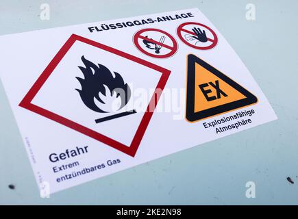 27. Oktober 2022, Nordrhein-Westfalen, Rösrath: Ein Schild an einem Gastank für Flüssiggas weist auf Gefahren hin. Foto: Oliver Berg/dpa Stockfoto