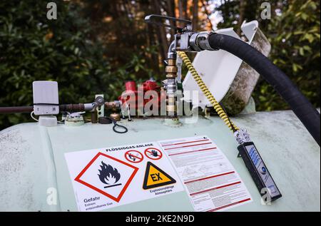 27. Oktober 2022, Nordrhein-Westfalen, Rösrath: Ein Schild an einem Gastank für Flüssiggas weist auf Gefahren hin. Foto: Oliver Berg/dpa Stockfoto