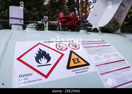 27. Oktober 2022, Nordrhein-Westfalen, Rösrath: Ein Schild an einem Gastank für Flüssiggas weist auf Gefahren hin. Foto: Oliver Berg/dpa Stockfoto