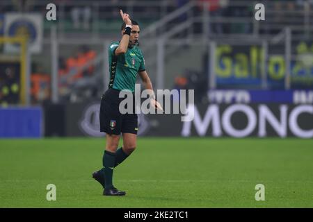 Mailand, Italien, 9.. November 2022. Der Schiedsrichter Andrea Colomba weist auf den Strafpunkt hin, nachdem er sich mit dem VAR-Monitor beraten hatte, um den Gastgebern während des Spiels der Serie A in Giuseppe Meazza, Mailand, einen zweiten Halbwertskick zu verleihen. Bildnachweis sollte lauten: Jonathan Moscrop / Sportimage Stockfoto