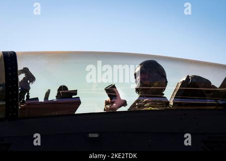 US Air Force Staff Sgt. Joseph Pick, ein Kameramann aus der Luft, der dem Kampfkamerastraffel 1. (CTCS) zugewiesen wurde, der auf der Joint Base Charleston, S.C. stationiert ist, bereitet seine Kamera vor einem Flug in einem F-16D Fighting Falcon auf der Shaw Air Force Base, S.C., 8. November 2022 vor. Die 1. CTCS sammelten Bilder, um ein Recruiting-Video zu erstellen, das das Bewusstsein für das Luftbildprogramm der Kampfkamera und die Fähigkeiten der Luftplattform maximierte. (USA Luftwaffe Foto von Senior Airman Madeline Herzog) Stockfoto