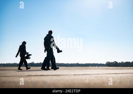 US-Luftstreitkräfte, die der Joint Base Charleston, S.C., 1. Combat Camera Squadron (CTCS) zugewiesen wurden, besuchen die Shaw Air Force Base, S.C., um an einem F-16D Fighting Falcon Flug am 8. November 2022 teilzunehmen. Die 1. CTCS sammelten Luftaufnahmen, um sie in einem zukünftigen Rekrutierungsvideo zu verwenden, das sich auf die Maximierung des Bewusstseins für das Luftbildprogramm der Kampfkamera und die Fähigkeiten der Luftplattform konzentrierte. (USA Luftwaffe Foto von Senior Airman Madeline Herzog) Stockfoto